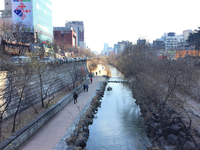 Dòng suối Cheonggyecheon được cải tạo, trở thành địa điểm dạo bộ, thư giãn lý tưởng của người dân Seoul và du khách. Ảnh: Sun Group