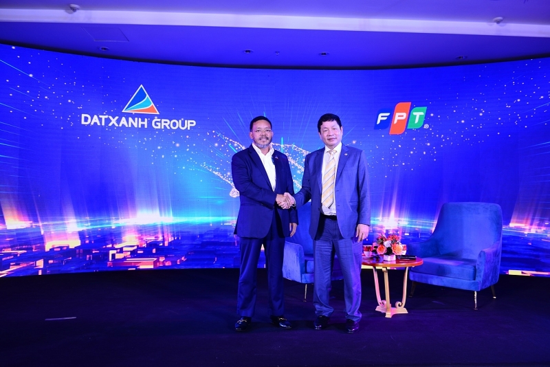 Cái bắt tay hợp tác giữa Chủ tịch Tập đoàn Đất Xanh Lương Trí Thìn và Chủ tịch Tập đoàn FPT Trương Gia Bình.