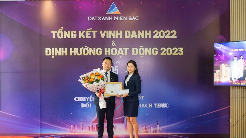 Nhóm kinh doanh có thành tích xuất sắc tháng 12/2022: Nhóm Hồ Tùng Lâm – Sàn Kinh doanh 1