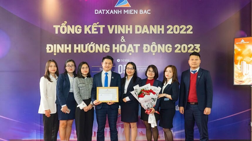 Nhóm kinh doanh đạt thành tích tốt năm 2022: Nhóm Hà Quốc Tùng - Phòng kinh doanh 3