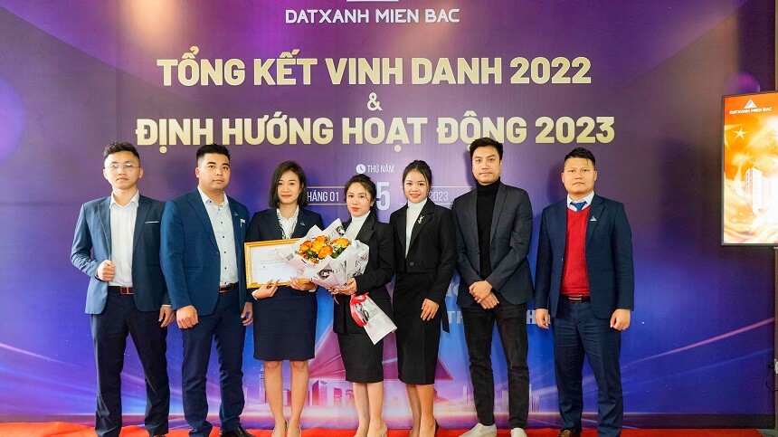 Nhóm kinh doanh hoạt động hiệu quả năm 2022: Nhóm Chu Thị Việt Phương - Phòng kinh doanh 5