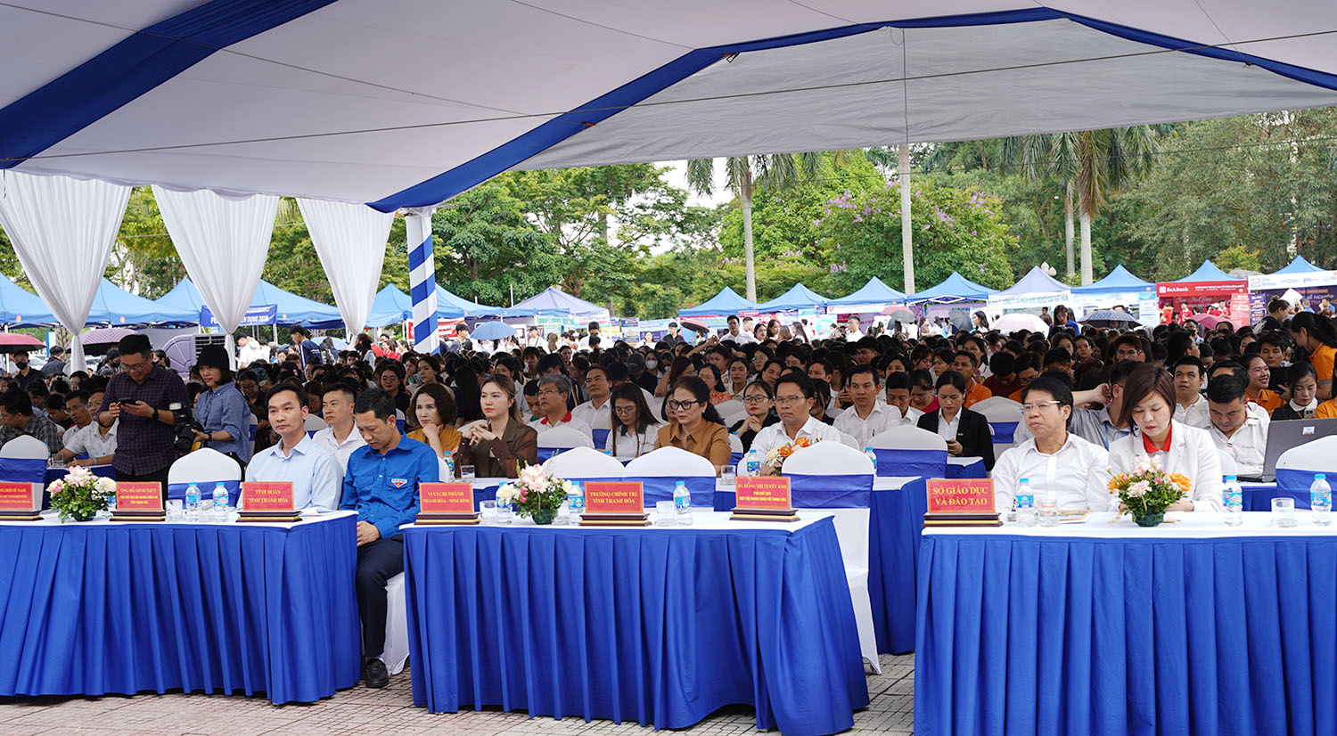 Đại biểu tham dự chương trình

