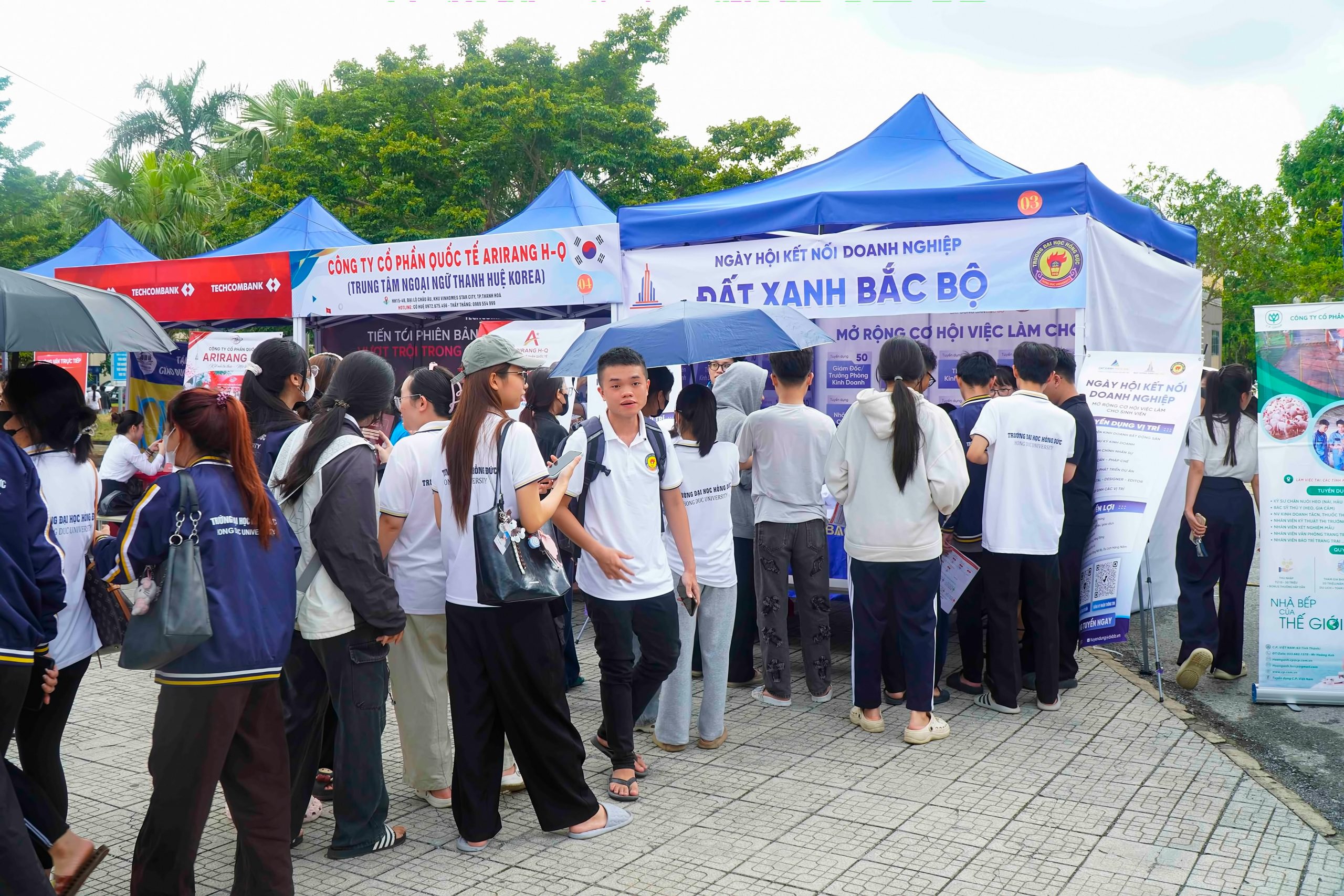 Đông đảo sinh viên trường Đại Học Hồng Đức tham quan và nhận phỏng vấn tại gian hàng