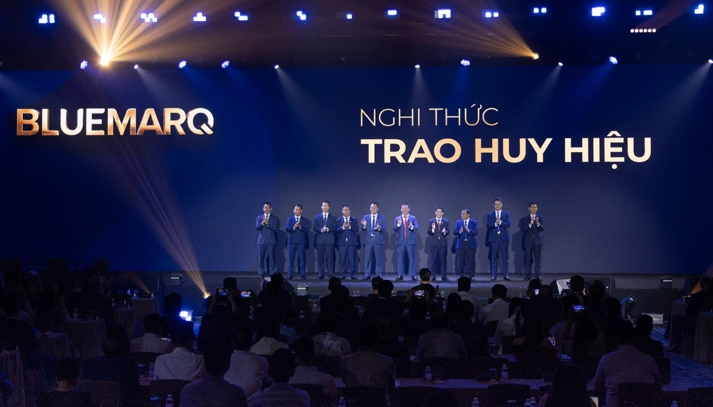 Nhà sáng lập - Chủ tịch Hội đồng Chiến lược trao huy hiệu mới cho Ban lãnh đạo BLUEMARQ GROUP (Ảnh: DXG).